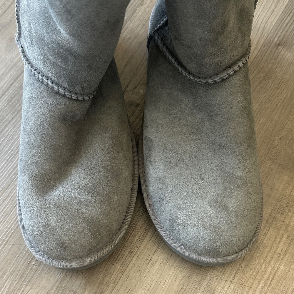 Grey medium height Uggs - image 6